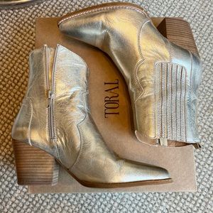 Toral Bianche Western Bootie in “sand” which is metallic champagne. Sz 38 in box